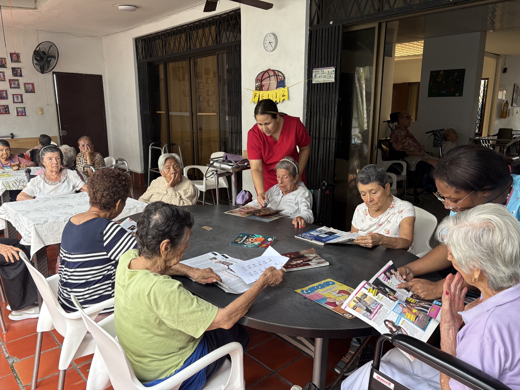 Adultos mayores compartiendo en actividades de Centro Día