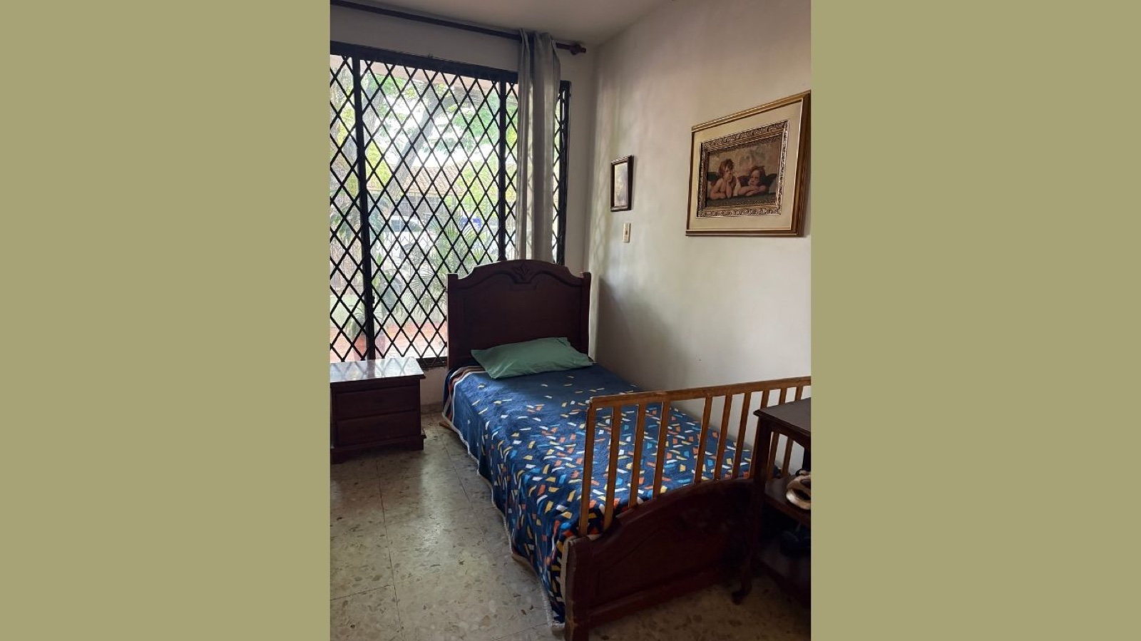 Habitación cálida y luminosa de la vivienda permanente