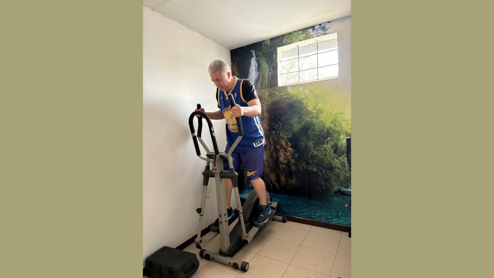 Residente en sesión de rehabilitación física y ejercicio guiado
